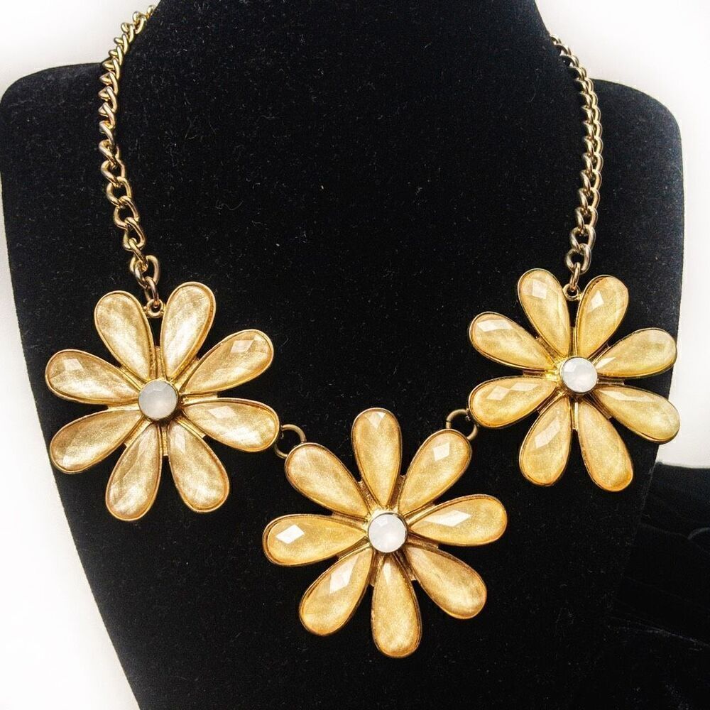 Retro-Styled Sun-Kissed Daisy Trio Bib Necklace - Picture 2 of 7